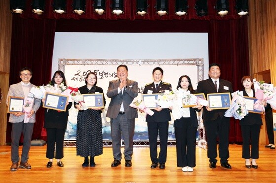 김경일 파주시장(왼쪽 네번째)이 '제53회 보건의 날' 기념행사에서 지역 보건의료 발전에 기여한 유공자들에게 표창을 수여한 뒤 함께 기념촬영을 하고 있다. 사진=파주시 제공