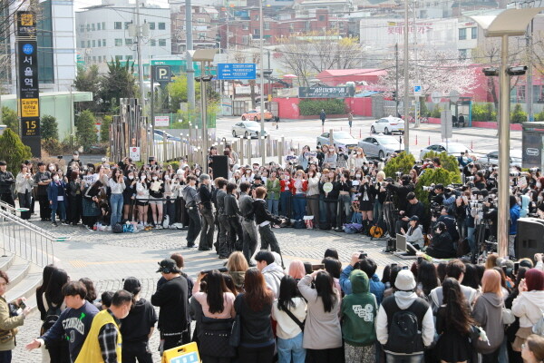 7일 공항철도 서울역 15번 출구 광장에서 앰퍼샌드원이 버스킹 공연하는 모습. 사진=공항철도 제공