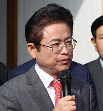 이철우 지사가 9일 오전 경북 구미시 박정희 전 대통령 생가에서 기자회견을 하고 있다. 사진=독자 제공