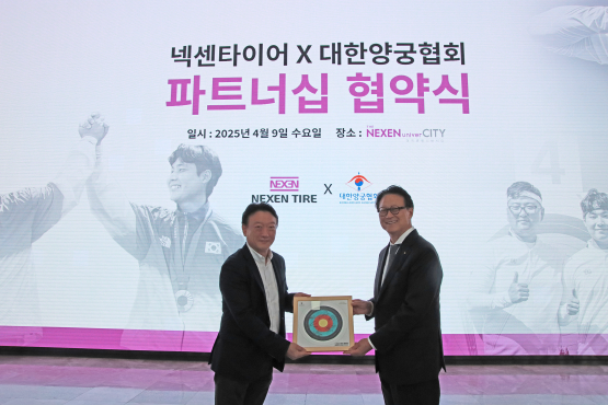 김현석 넥센타이어 사장(왼쪽)과 한규형 대한양궁협회 부회장이 대한양궁협회 공식 파트너십 협약 체결 후 기념촬영을 갖는 모습. 사진=넥센타이어 제공
