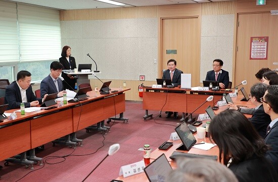 이상일 용인특례시장이 9일 시청 컨퍼런스룸에서 2050 탄소중립녹색성장위원회를 주재하고 있다. 사진=용인특례시 제공