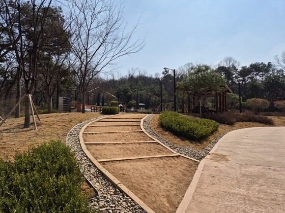 정비공사가 완료된 탄현공원 산책로. 사진=고양특례시 제공