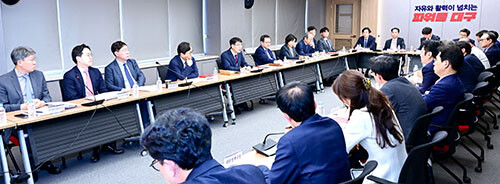 김정기 권한대행은 11일 오후 시의회 의장실을 방문해 이만규 의장을 비롯한 의장단과 간담회를 갖고 있다. 사진=대구시 제공