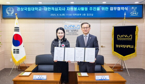 경상국립대학교(GNU)와 대한적십자사 경남지사는 4월 8일 오전 11시 가좌캠퍼스 대학본부 3층 접견실에서 자원봉사활동, 건전한 기부문화 확산 등에 상호 협력하기로 하고 업무협약을 체결했다. 사진=경상국립대 제공
