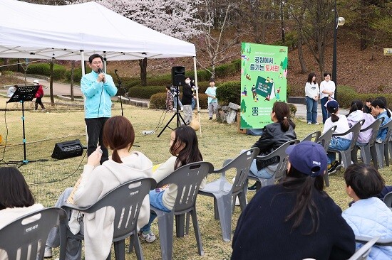 이상일 용인특례시장이 12일 '공원에서 즐기는 도서관' 행사에 참석해 인사말을 하고 있다. 사진=용인특례시 제공