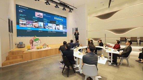 신계용 과천시장이 14일 LG에너지솔루션 대전 기술연구원을 방문해 관계자로부터 과천 연구소 증축 계획에 대한 현황을 듣고 있다. 사진=과천시 제공