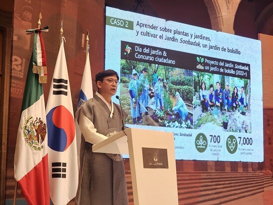 수원특례시 현근택 제2부시장이 13일(현지시간) 2025 멕시코·라틴아메리카 유네스코 학습도시연맹 콘퍼런스에서 평생학습을 바탕으로 추진한 기후행동과 탄소중립 실천 우수사례를 발표하고 있다. 사진=수원특례시 제공