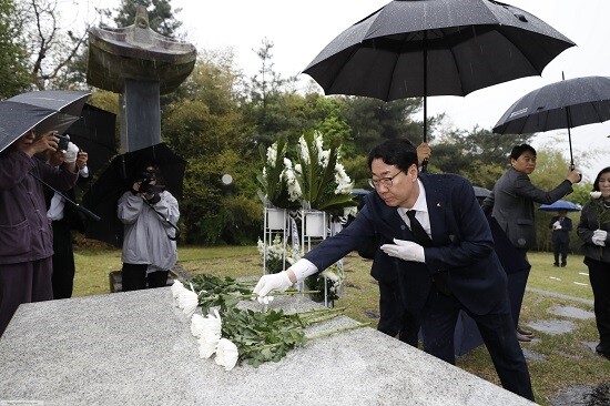 정명근 화성특례시장이 제암리 순국묘역에 헌화 및 참배를 하고 있다. 사진=화성특례시 제공