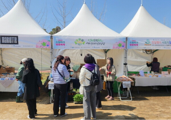 인천 사회적경제 활성화 축제에 참가한 사회적기업에서 판매 부스를 운영하고 있는 모습. 사진=수도권매립지관리공사 제공