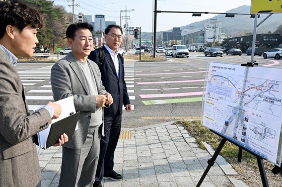 김동근 의정부시장(가운데)이 신평화로 중앙버스전용차로 해제 구간을 찾아 도로 개선 현황을 점검하고 있다. 사진=의정부시 제공