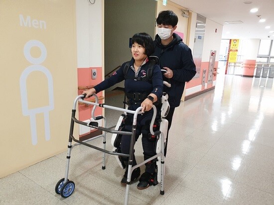 화성시동탄아르딤복지관에서 로봇을 활용해 재활을 하고 있다. 사진=화성특례시 제공