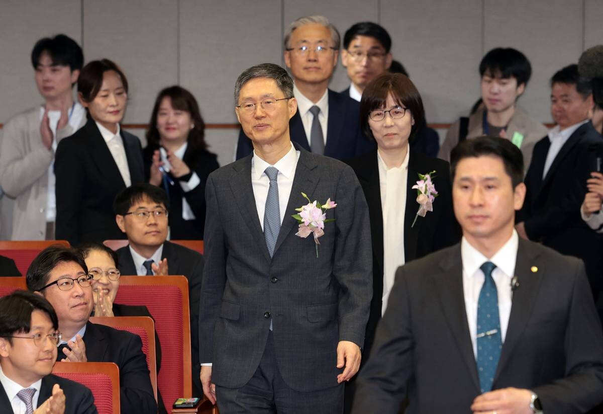 문형배 헌법재판소장 권한대행과 이미선 헌법재판관이 6년 간의 임기를 마치고 18일 퇴임했다. 사진=연합뉴스