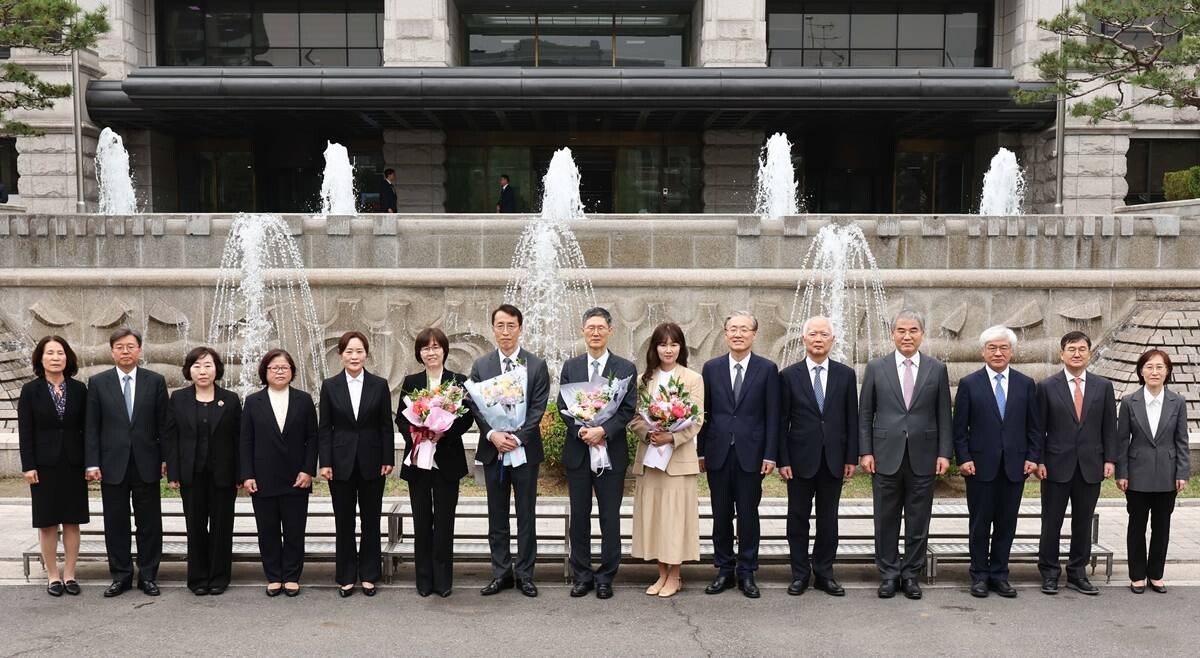 문형배 헌법재판소장 권한대행과 이미선 헌법재판관이 퇴임식 후 헌법재판소 분수대 앞에서 7인의 헌법재판관 등과 기념 사진을 찍은 모습. 사진=연합뉴스
