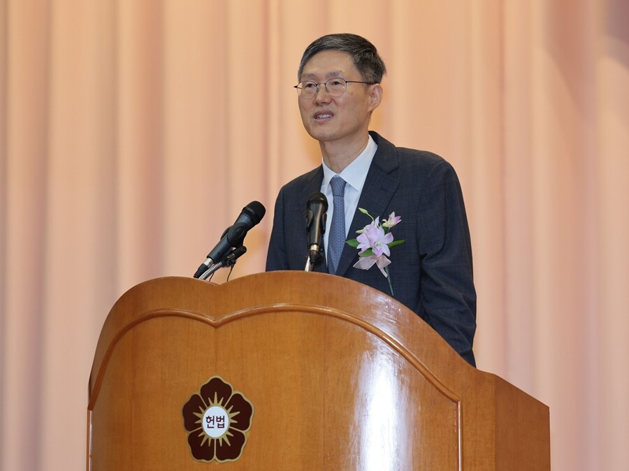 문형배 헌법재판소장 권한대행이 18일 서울 종로구 헌법재판소에서 열린 퇴임식에서 퇴임사를 하고 있다. 사진=연합뉴스