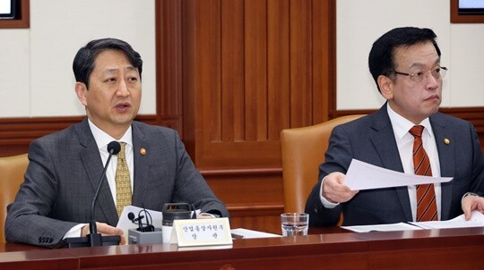 한미 양국의 재무·통상 장관이 만나 통상 회담을 진행할 예정이다. 3월 19일 정부서울청사에서 열린 국정현안관계장관회의에 참석한 안덕근 산업통상자원부 장관(왼쪽)과 최상목 경제부총리 겸 기획재정부 장관. 사진=연합뉴스