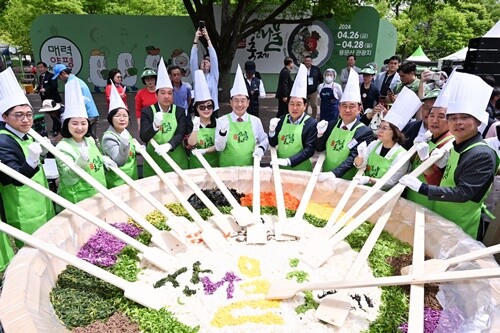지난 해 4월 26일 개최된 양평 용문산 산나물 축제 비빔밥 나눔 행사. 사진=양평군청 제공