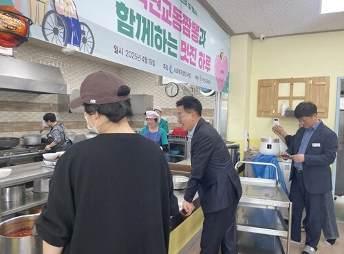 전진선 양평군수가 씨엘의집 조리원들을 격려하고 있다. 사진=사회복지법인 씨엘 제