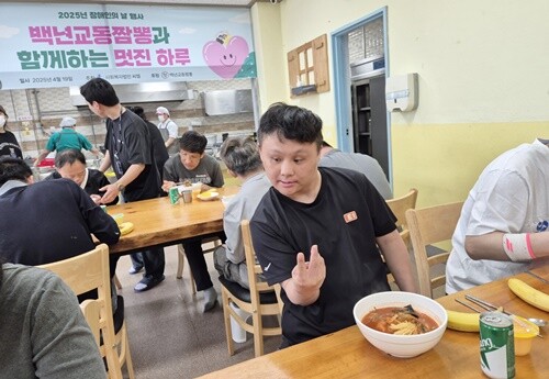 자장면과 짬뽕으로 점심식사를 하고 있는 씨엘 시설 이용 장애인들. 사진=사회복지법인 씨엘 제공