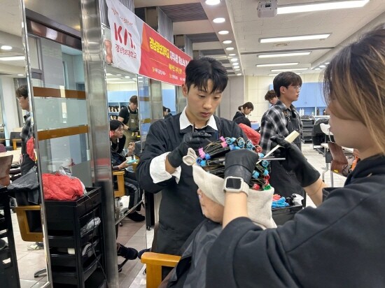 헤어디자인과 자원봉사 장면. 사진=경남정보대 제공