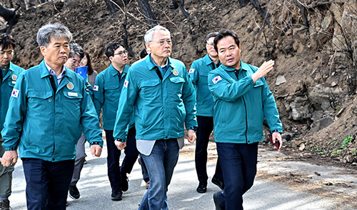 유인촌 장관이 23일 김학홍 경북도행정부지사(오른쪽 첫번째)와 함께 최근 대형산불로 큰 피해를 당한 영덕군 해파랑길 21코스를 찾아 피해 현황을 살피며, 회복 방안에 대한 의견을 나누고 있다. 사진=경북도 제공