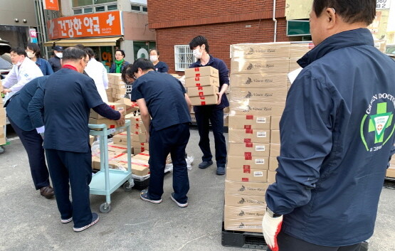 공영홈쇼핑의 기부물품 지원 장면. 사진=그린닥터스 제공