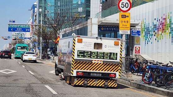 수원특례시가 GPR을 이용해 지반을 탐사하고 있다. 사진=수원특례시 제공