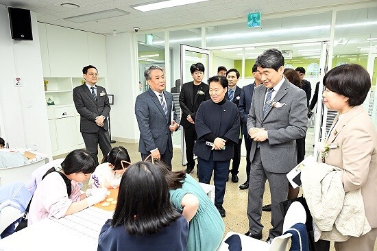 이주호 사회부총리겸 교육부장관이 소래너나들이 프로그램에 참여하고 있는 아이들의 모습을 지켜보고 있다. 사진=시흥시 제공