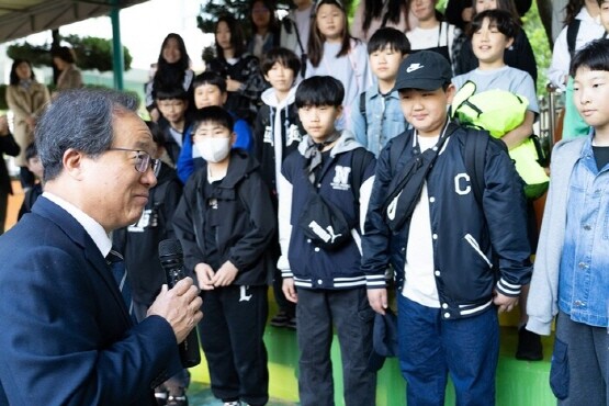 김석준 부산광역시교육감이 안남초등학교 수학여행단 출발 현장을 찾아 학생들을 격려하고 있다. 사진=부산시교육청 제공