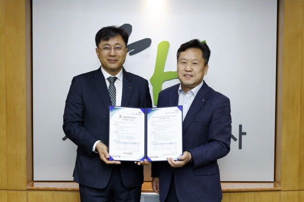(왼쪽부터) 이동석 한국표준협회 산업표준원장(전무), 김영배 서울주택도시공사 도시개발본부장. 사진=한국표준협회 제공