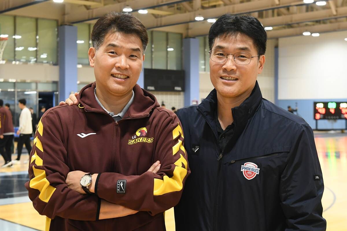 그간 정규리그에서만 만났던 조상현-조동현 형제(왼쪽부터)가 사상 처음으로 플레이오프 맞대결을 치른다. 사진=KBL 제공