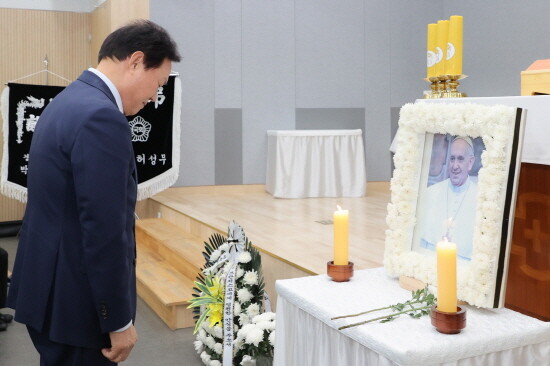 조문 장면. 사진=경남도 제공
