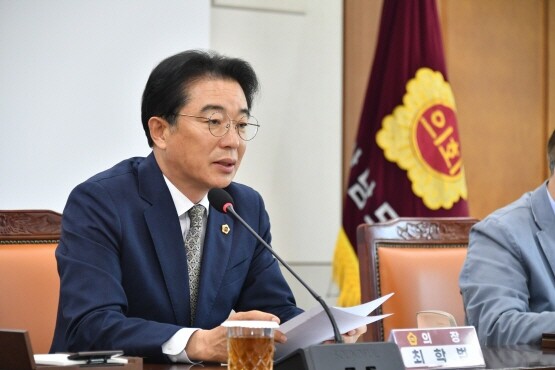최학범 의장이 확대의장단 회의를 주재하는 모습. 사진=경남도의회 제공