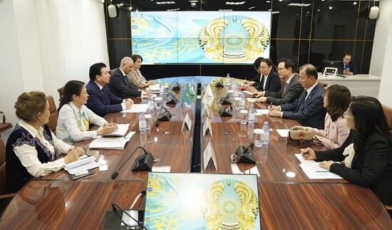 임태희 경기도교육감이 24일(현지시간) 카자흐스탄 가니 베이셈바예프 교육부 장관과 간담회를 갖고 있다. 사진=경기도교육청 제공