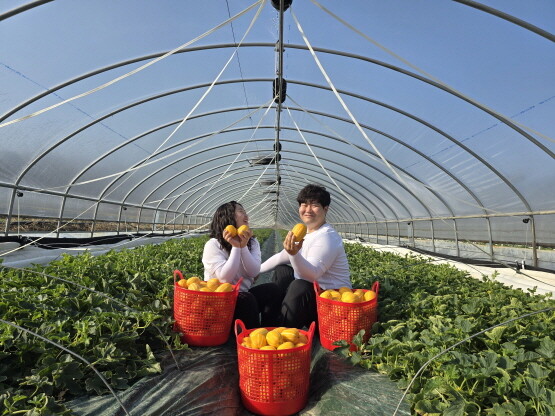 성주 김해란 농부와 ‘참외’. 사진=롯데백화점 제공