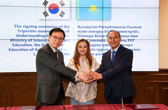 임태희 경기도교육감이 4월 26일(현지시간) 카자흐스탄 과학고등교육부, 유라시아국립대학교와 업무협약을 체결한 뒤 기념촬영을 하고 있다. 사진=경기도교육청 제공