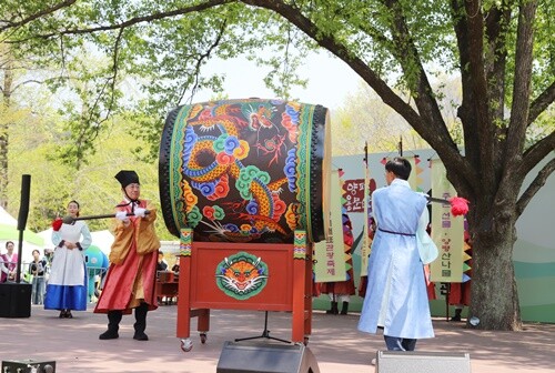 전진선 군수가 대북을 치며 축제의 시작을 알리고 있다. 사진=김현술 기자