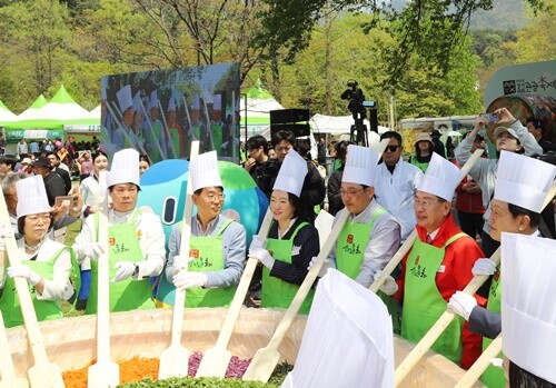 산나물 비빔밥 퍼포먼스. 사진=김현술 기자