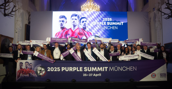 지난 27일 독일 뮌헨에서 성황리에 마무리된 ‘2025 퍼플 서밋’ 행사 종료 후, 넥센타이어 임직원과 글로벌 파트너들이 함께 단체 기념 촬영을 하고 있다. 사진=넥센타이어 제공