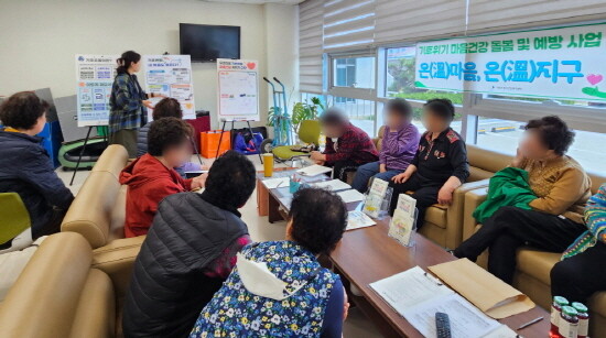 최근 길천마을에서 진행한 기후위기 마음건강 캠페인 장면. 사진=기장군 제공
