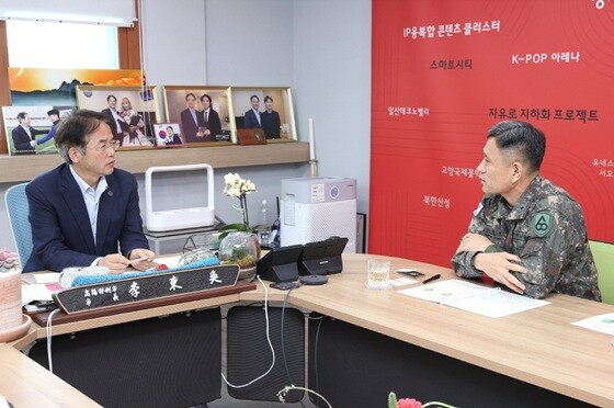 이동환 고양특례시장(왼쪽)이 시청 열린시장실에서 이명철 육군 제60보병사단장과 지역 안보 및 상생 협력 방안에 대해 논의하고 있다. 사진=고양특례시 제공