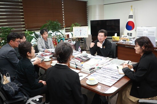 이상일 용인특례시장이 4월 30일 시청을 방문한 미국 윌리엄슨 카운티의 경제개발청 관계자들과 협력방안을 논의하고 있다. 사진=용인특례시 제공