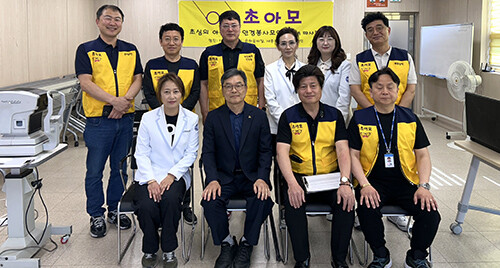 초아모 봉사단 회원들이 지난달 30일 대구지체장애인협회 동구지회 사무실에서 장애인 회원들을 위해 봉사활동을 갖고 기념촿영을 하고 있다. 사진=초아모 봉사단 제[공