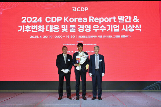 시상 후 가진 기념촬영 모습. 가운데가 김남현 한국동서발전 탄소중립실장. 사진-한국동서발전 제공
