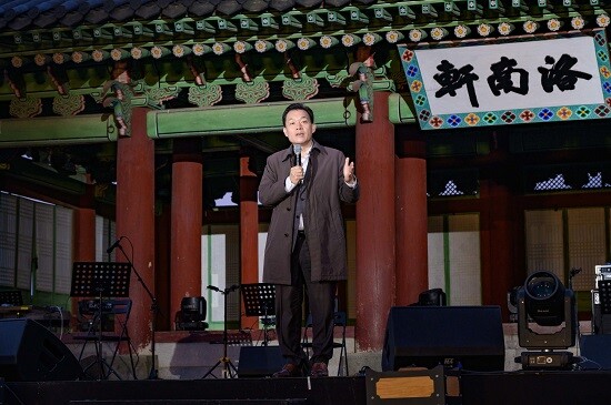 이재준 수원특례시장이 3일 '달빛화담, 花談' 개막식에서 인사말을 하고 있다. 사진=수원특례시 제공
