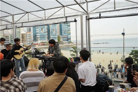 야외 관객과 소통하는 가수 장범준. 사진=삼진어묵 제공