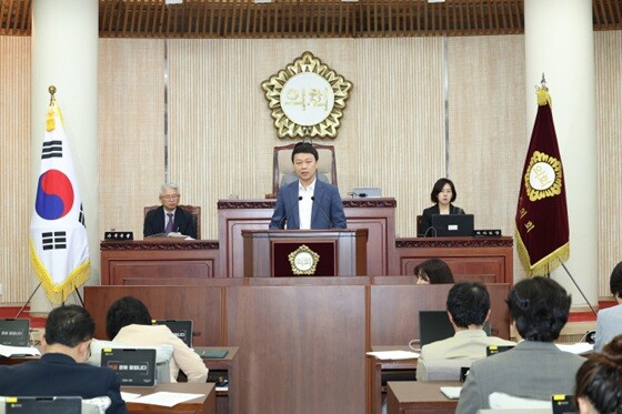 최규진 고양시의회 의원(가운데)이 본회의장에서 '킨텍스 인사(감사)추천 공정성 강화를 위한 행정사무조사 특별위원회' 구성과 관련해 발언하고 있다. 사진=고양특례시의회 제공