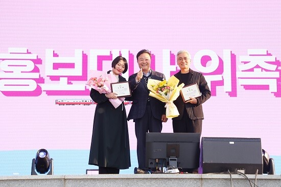 왼쪽부터 배우 김현숙, 김성제 의왕시장, 배우 조재윤. 사진=의왕시 제공