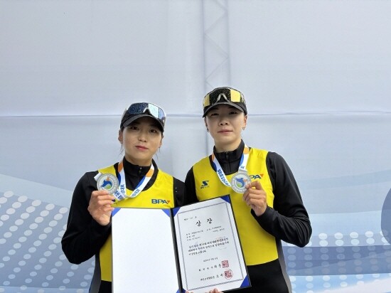 제19회 화천평화배 경량더블스컬 수상 모습. 왼쪽부터 이수민, 최수진 선수. 사진=BPA 제공