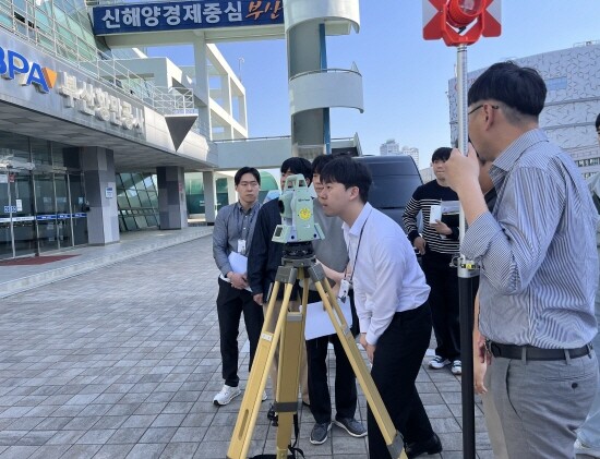 안전점검 장비를 사용 실습 중인 부산항만공사 직원들. 사진=BPA 제공