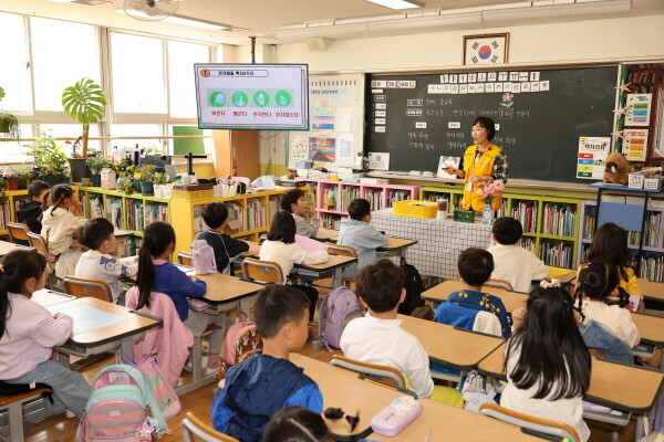 공단 환경해설사가 소각열로 재배한 카네이션을 활용해 인천초은초등학교 학생들에게 찾아가는 환경교육을 진행하고 있다. 사진=인천환경공단 제공